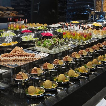 Hotel Doubletree By Hilton Istanbul - Piyalepasa Extérieur photo A buffet of canapés