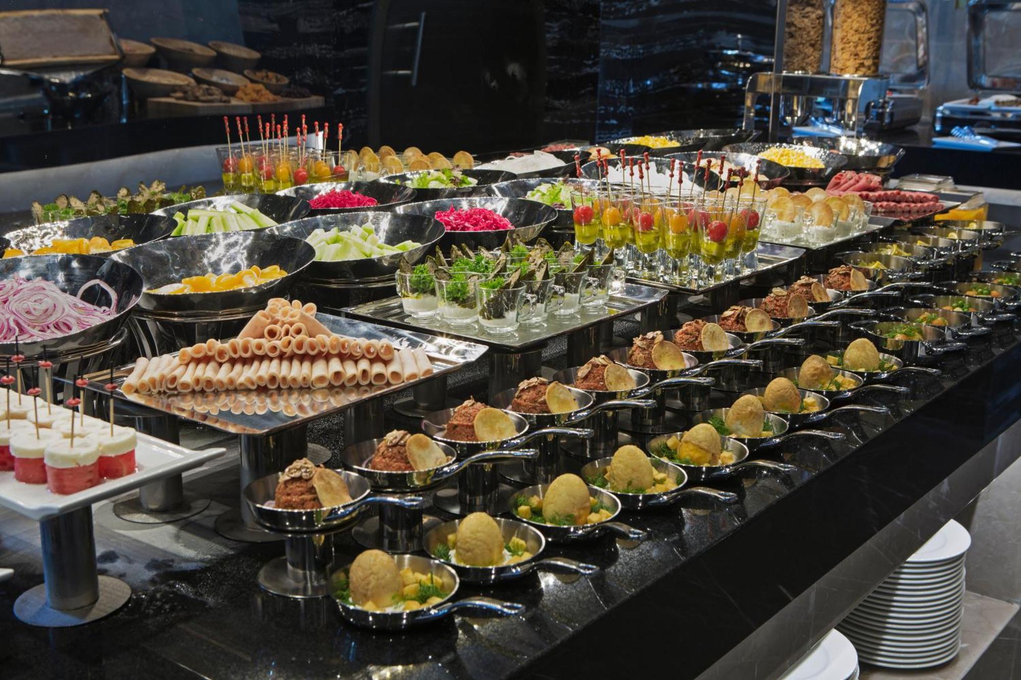Hotel Doubletree By Hilton Istanbul - Piyalepasa Extérieur photo A buffet of canapés