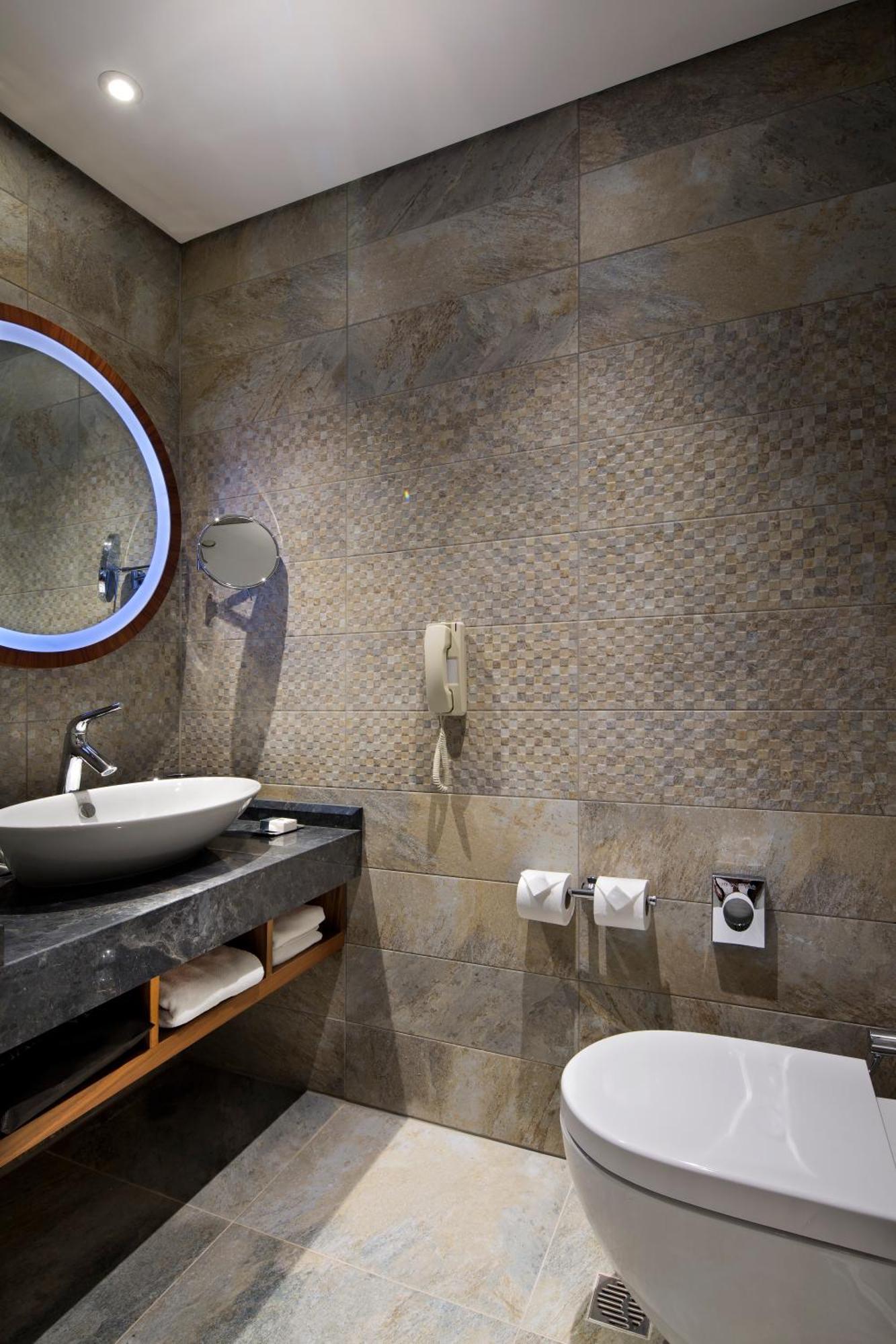 Hotel Doubletree By Hilton Istanbul - Piyalepasa Extérieur photo Bathroom