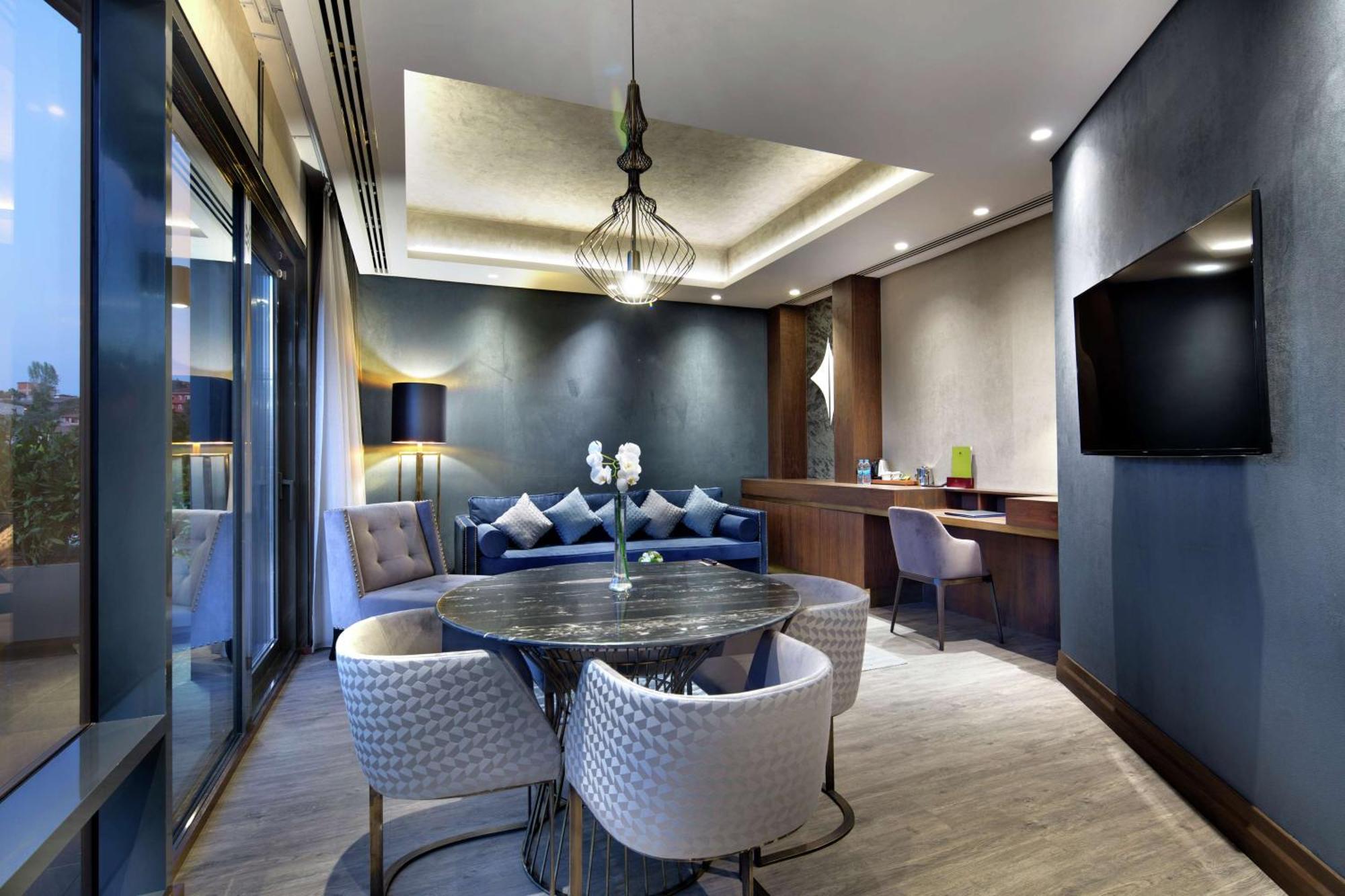 Hotel Doubletree By Hilton Istanbul - Piyalepasa Extérieur photo The Executive Lounge at the hotel