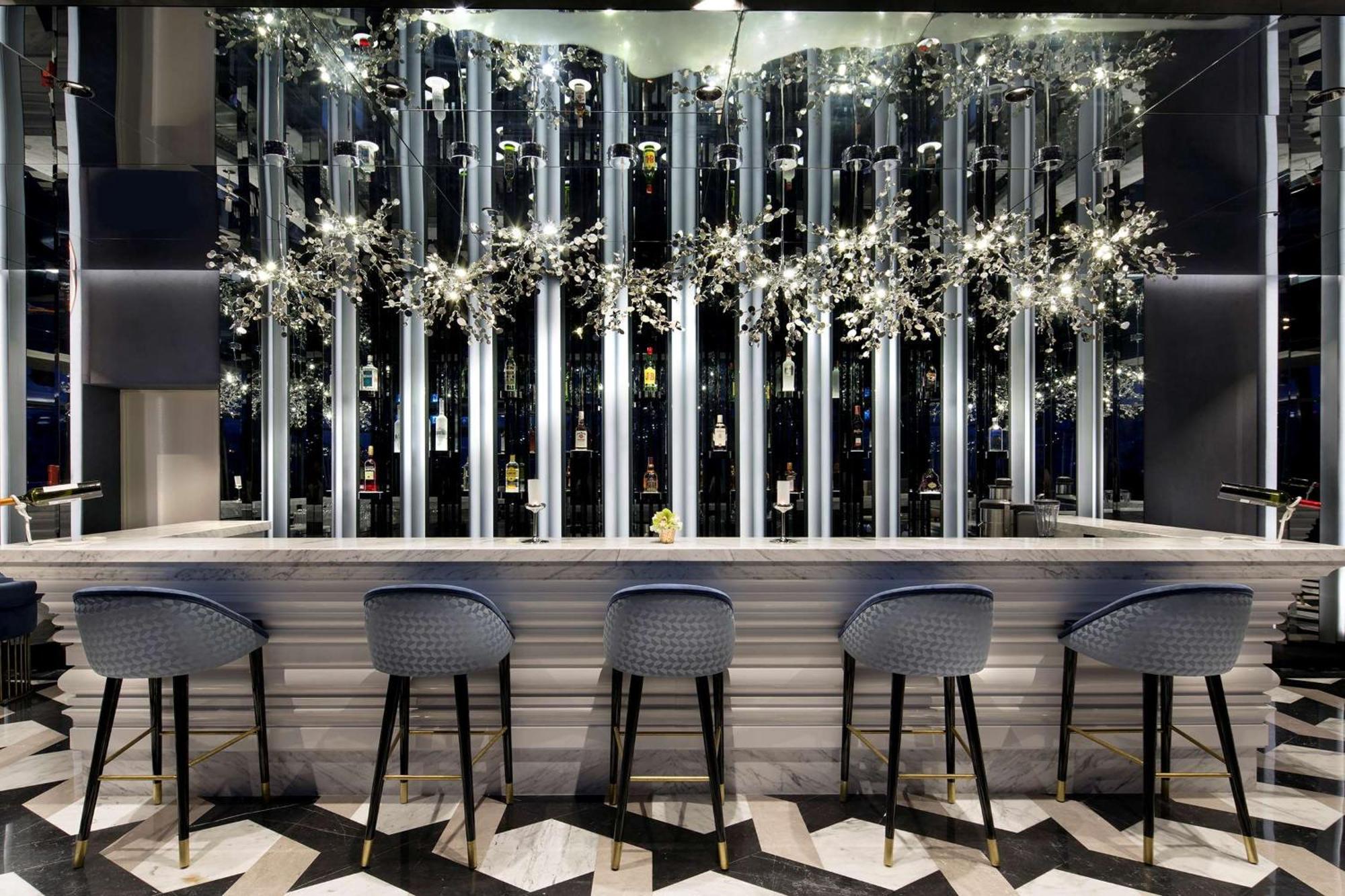 Hotel Doubletree By Hilton Istanbul - Piyalepasa Extérieur photo The bar at the hotel