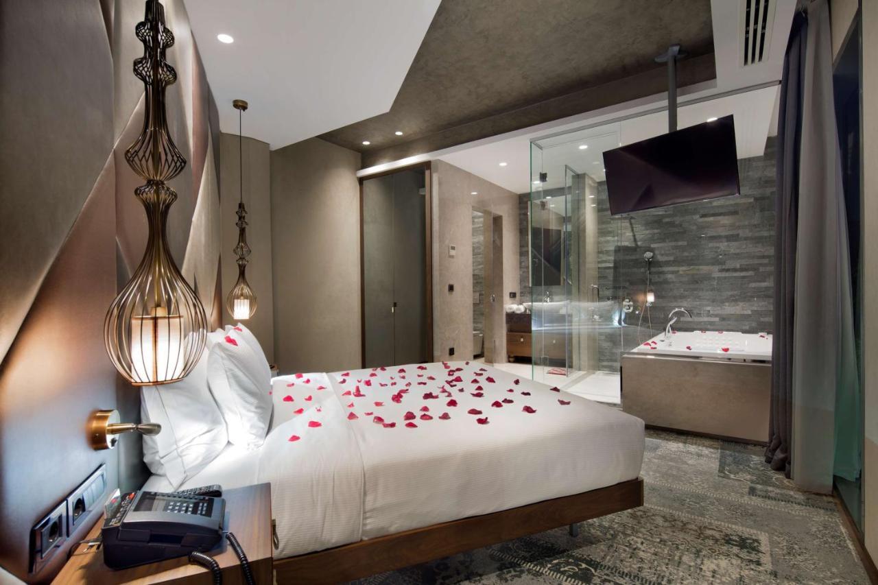 Hotel Doubletree By Hilton Istanbul - Piyalepasa Extérieur photo A room at the hotel