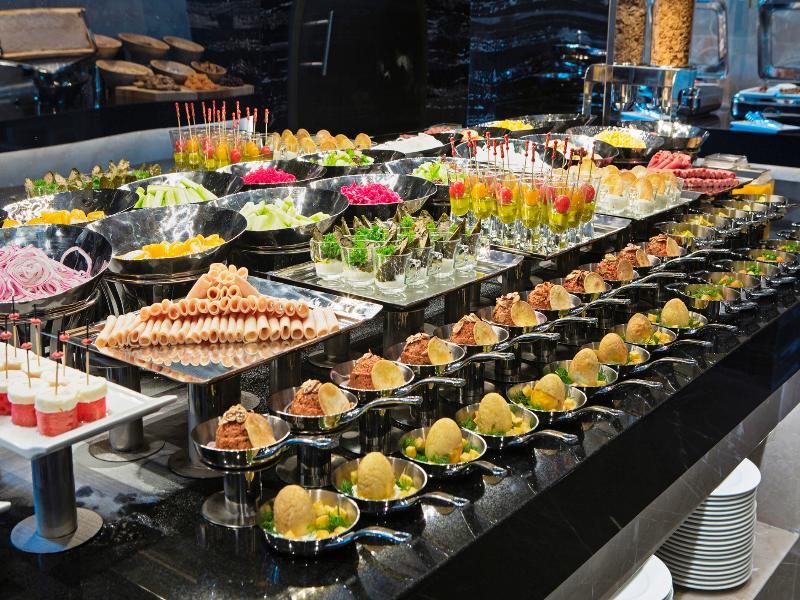 Hotel Doubletree By Hilton Istanbul - Piyalepasa Extérieur photo A buffet of canapés
